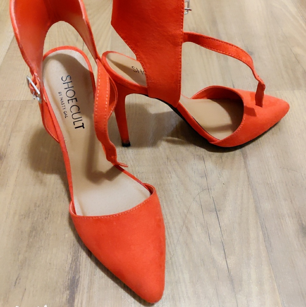 Orange pumps